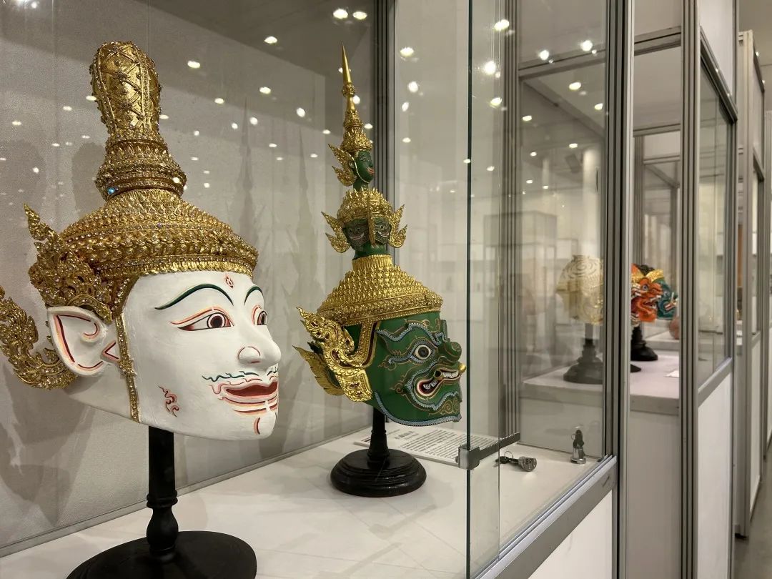 孔剧面具马赛克镶嵌画在遴选展品的过程中,中展紧紧把握时代特点,积极